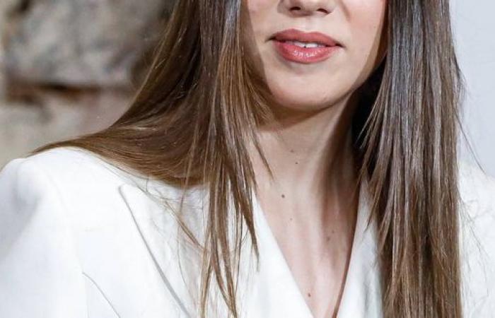 Sofia di Spagna elegante in bianco per la sua prima uscita ufficiale in solitaria, a 17 anni