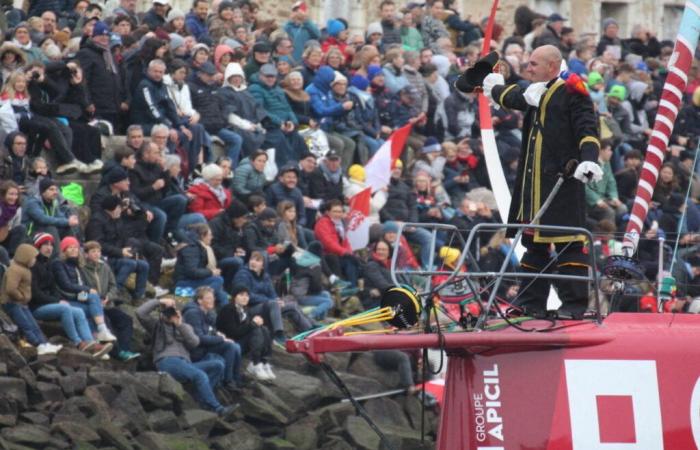 Mentre riparava la sua Imoca, uno skipper del Vendée Globe viene espulso da un'onda e ferito