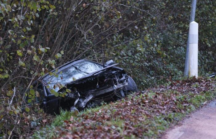 due feriti gravemente in uno scontro frontale, sotto shock due ragazze di 10 e 14 anni