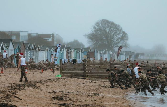 Il reggimento di supporto dell’assalto aereo dà il via al Natale con una sessione di fitness nell’Essex sabbioso