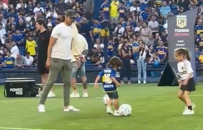 Edinson Cavani e il tenero momento in cui gioca con i suoi figli a La Bombonera dopo non aver potuto essere presente a Boca Junior-Independiente