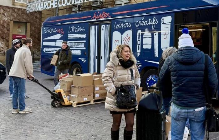 Dopo l’incendio e poco prima di Natale, la libreria Hisler si trasferisce su un autobus e si riunisce ai suoi clienti