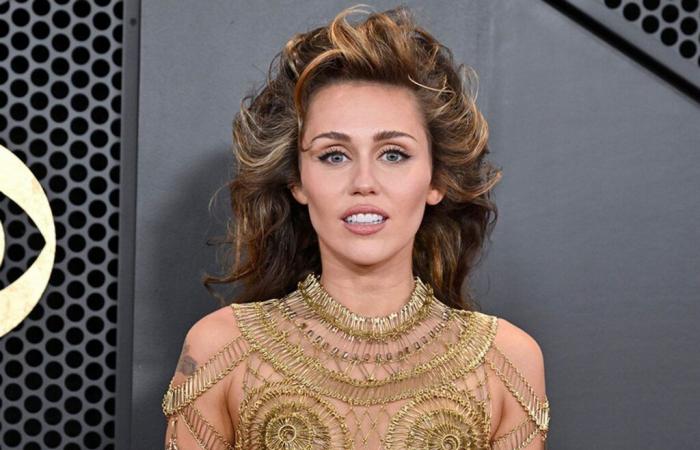 Miley Cyrus è felicissima di vedere “brillare” Pamela Anderson, con la quale è nominata ai Golden Globes