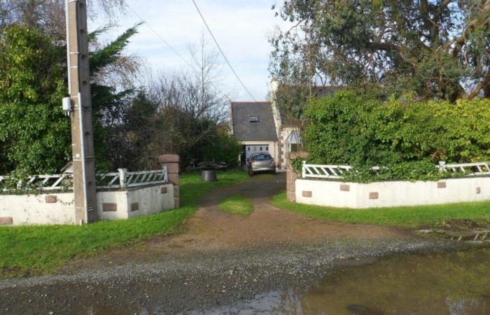 Sulla Costa di Granito Rosa, la sua casa è allagata da 10 anni