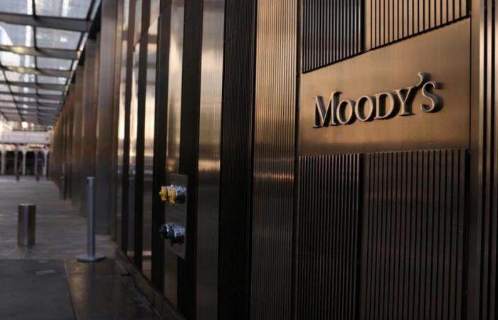 Abbassando a sorpresa il rating della Francia, cosa molto rara, Moody's lancia un “avvertimento” a Parigi