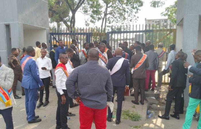 Kinshasa: 4° giorno di sit-in dei consiglieri comunali presso la sede del Primo Ministro