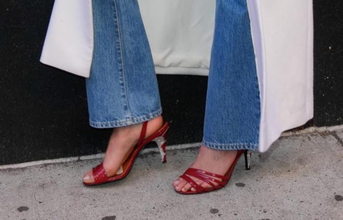 Bella Hadid vede il rosso in sandali scarlatti e tacchi abbaglianti al pop-up del profumo Orabella a New York