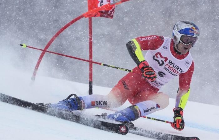 Il campione olimpico di sci Marco Odermatt guida la Coppa del Mondo di Gigante nelle Alpi francesi dopo la prima manche