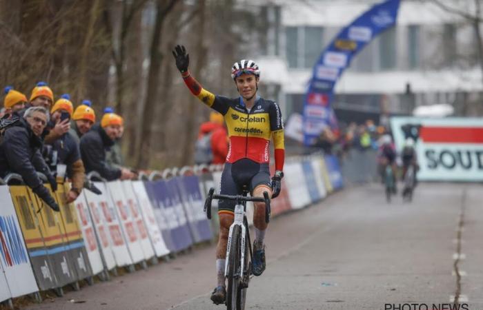 Il tricolore belga Sanne Cant saluta il pubblico di casa con stile ed emozione, sicuramente regna sovrana una maglia diversa