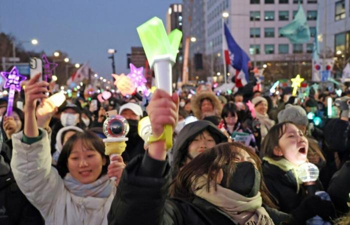 La Corea del Sud esulta dopo che il parlamento ha votato per mettere sotto accusa il presidente