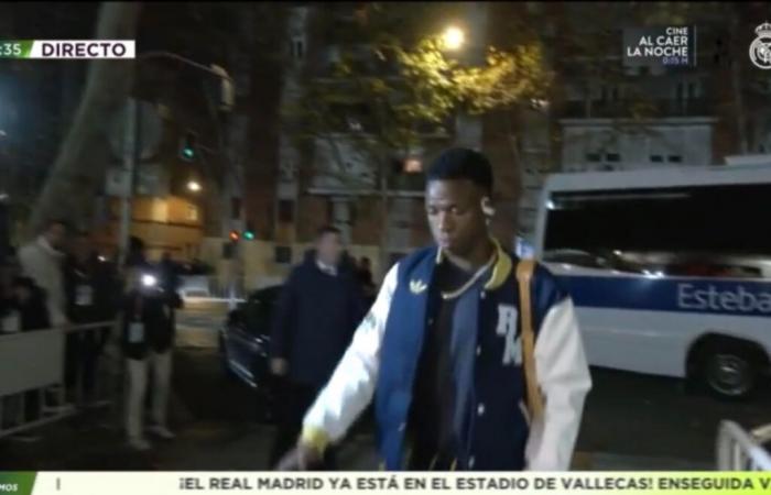 Ancelotti lascia Vinicius in panchina e gli dà l’ultimo consiglio prima di scendere dal pullman: “Stai attento…”