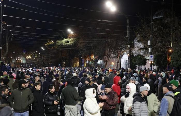 : Report In Georgia i manifestanti sono pronti a “difendere fisicamente” la presidentessa Salomé Zourabichvili, che rifiuta di cedere il suo mandato