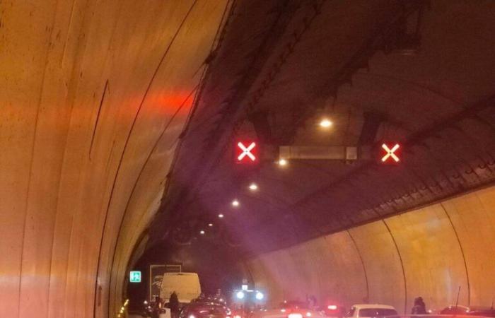 Traffico bloccato, automobilisti intrappolati nel fumo… Un veicolo prende fuoco in un tunnel e semina il panico sulla A8