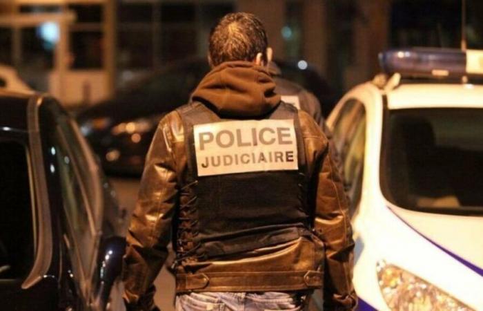 Seine-et-Marne: un uomo trovato morto nella sua macchina, una larga ferita al collo