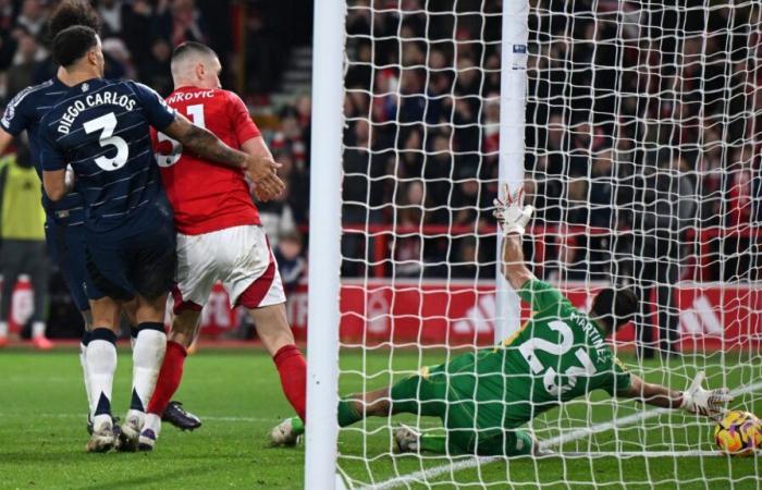 Emiliano Martinez passa da eroe a zero mentre il gol all’ultimo respiro vede il Nottingham Forest scavalcare il Manchester City