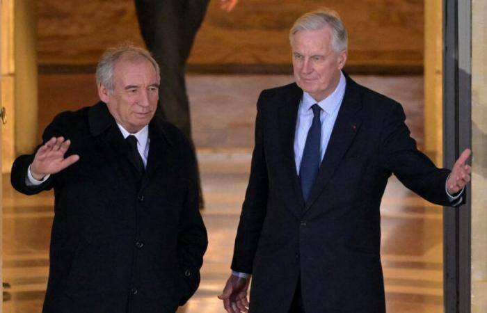 i tre momenti del passaggio di potere tra Michel Barnier e François Bayrou da non perdere