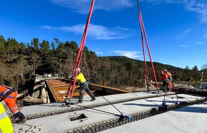 Gard. Le manovre che circondano la ricostruzione di questo ponte sono impressionanti