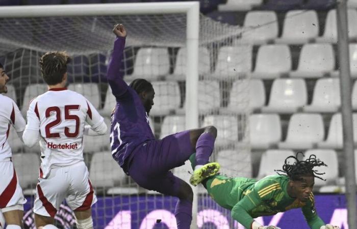 Un fortissimo Beerschot si scontra con un fortissimo Matthieu Epolo dello Standard