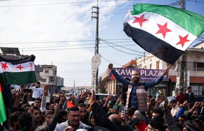 Migliaia di siriani scendono in piazza per celebrare la vittoria della rivoluzione”