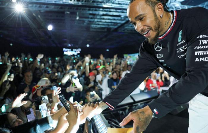 Formula 1: immagini della commovente parata d'addio di Lewis Hamilton alla Mercedes