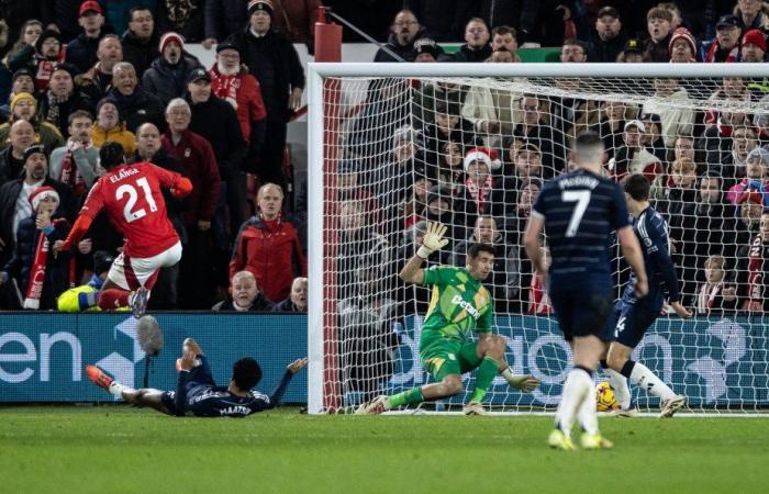 Emiliano Martinez passa da eroe a zero mentre il gol all’ultimo respiro vede il Nottingham Forest scavalcare il Manchester City