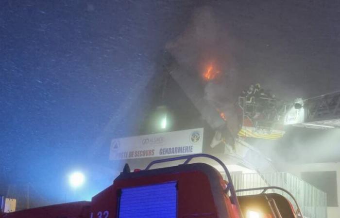 Campo di fuoco. In fiamme il tetto dello chalet della Protezione Civile