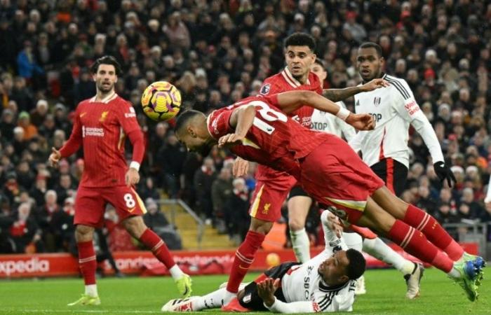 Il Liverpool resiste in dieci uomini, l’Arsenal temporeggia contro l’Everton