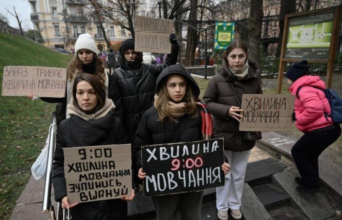 a Kiev, attivisti chiedono il rispetto di un minuto di silenzio quotidiano