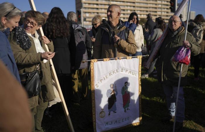 «Oggi la questione di Dio sembra svanire»: papa Francesco si è recato in Corsica per una breve visita