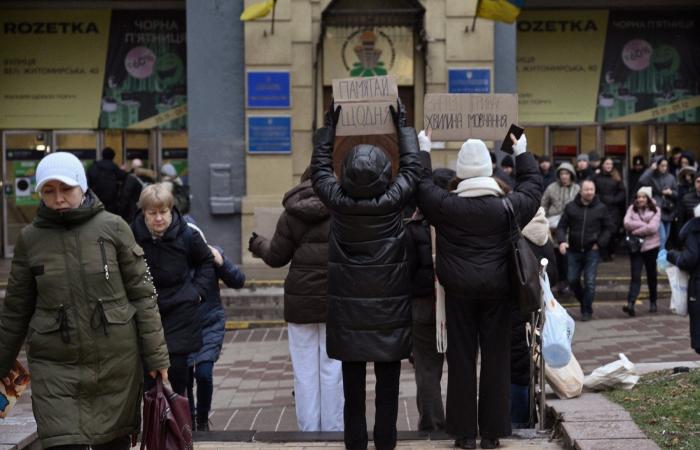 a Kiev, attivisti chiedono il rispetto di un minuto di silenzio quotidiano