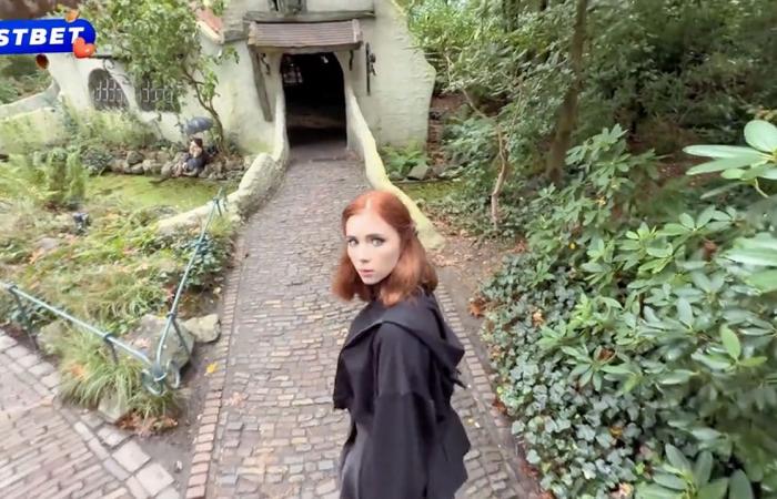 Una modella 18+ cammina attraverso l’Efteling in un video piccante sul sito porno