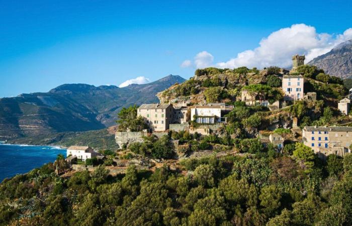 la sua bella casa in Corsica di fronte al mare dove il cantante sente di esistere, “È bellissimo, è magico”