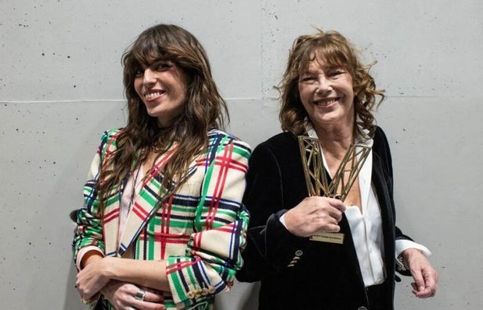 Lou Doillon e suo figlio Laszlo: momento sospeso al cimitero di Montparnasse con Jane Birkin