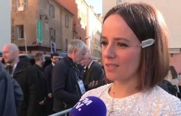 “Intensa nelle emozioni”: in Corsica, Alizée è crollata nel bel mezzo di una canzone davanti a papa Francesco