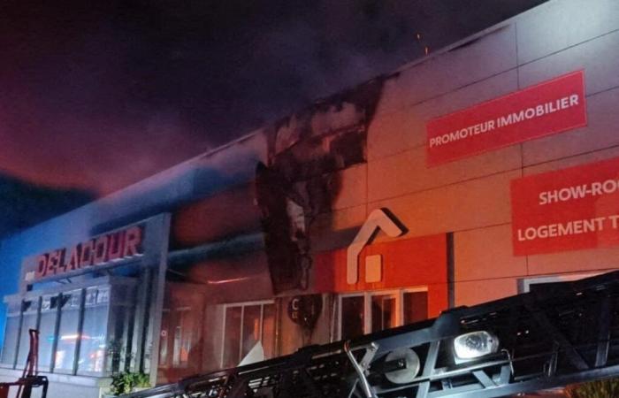 L'azienda Delacour, situata lungo la RN13, vittima di un incendio: cosa sappiamo