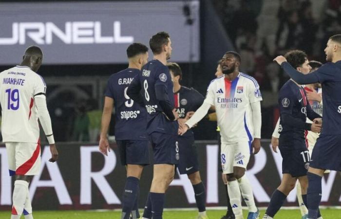 L’arbitro ferma brevemente la partita del campionato francese tra PSG e Lione dopo cori omofobi | Sport