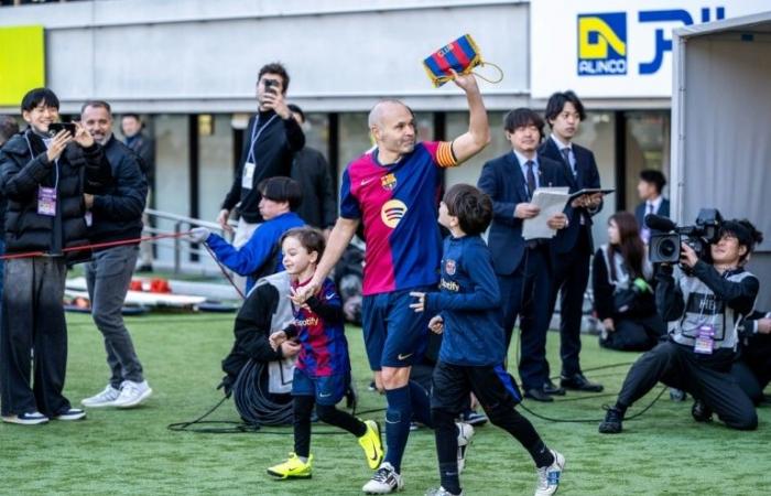 Anche Andrés Iniesta saluta il pubblico di Tokio