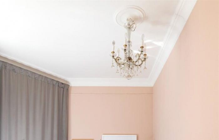 Un appartamento di 53 m2 con decorazioni a contrasto tra il nero e il rosa