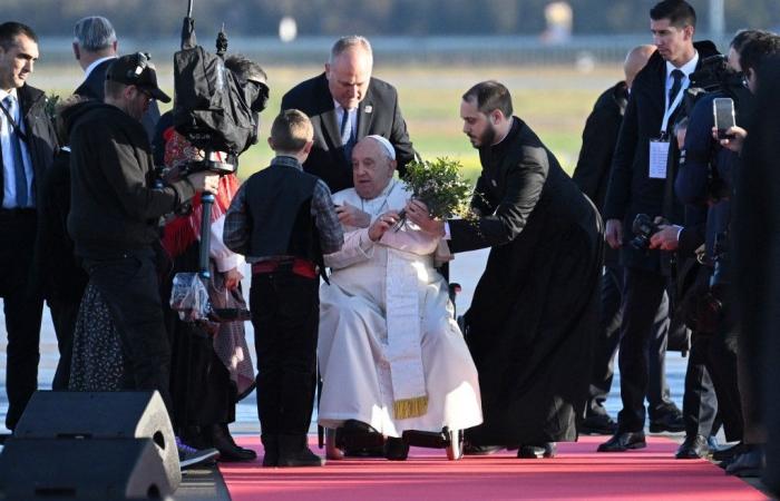 LIVE – Papa Francesco è arrivato in Corsica per una visita storica