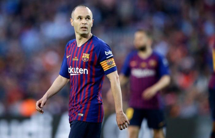 Andres Iniesta saluta il pubblico di Tokyo