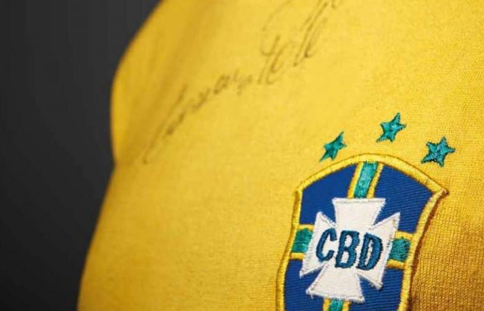 Oggetti leggendari all’asta a Parigi tra cui una maglia di Pelé