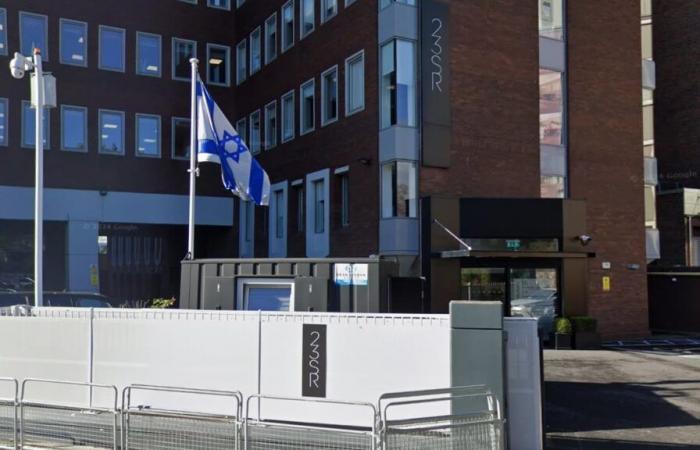 Israele chiude la sua ambasciata a Dublino, accusando l’Irlanda di iniziative “anti-israeliane”.