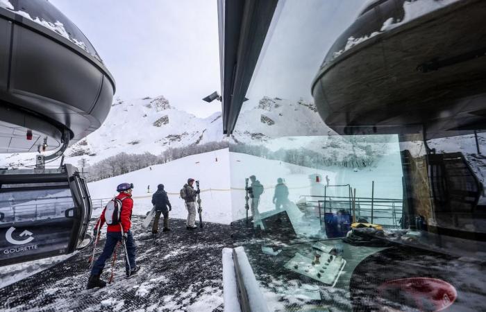 la neve e gli sciatori presenti per il primo giorno di apertura della stazione