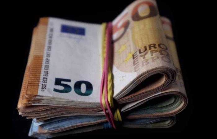 L'euro continua il suo declino rispetto al dinaro sul mercato nero