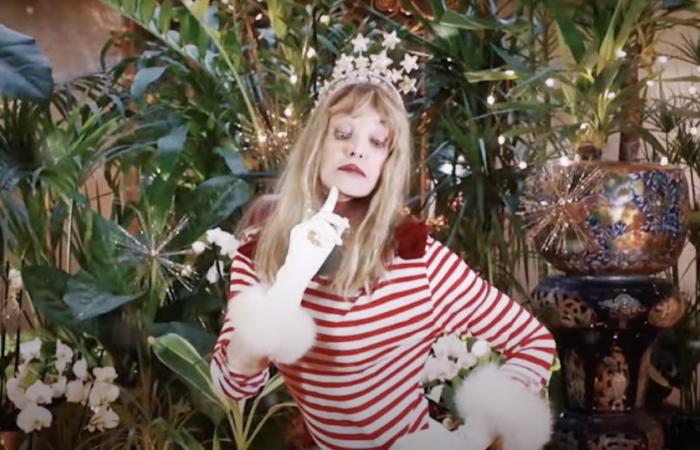 Arielle Dombasle si trasforma per condividere il suo amore per il Natale