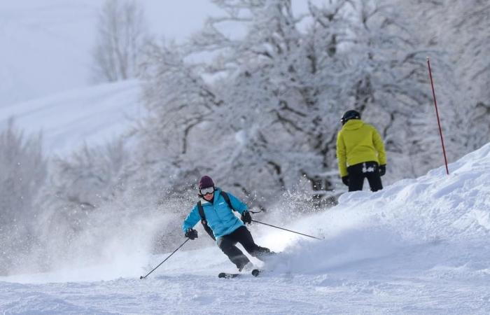 la neve e gli sciatori presenti per il primo giorno di apertura della stazione