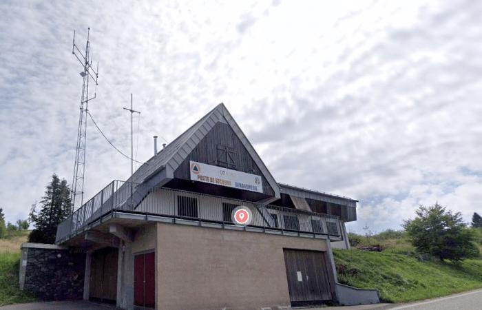 la stazione di soccorso della stazione sciistica devastata