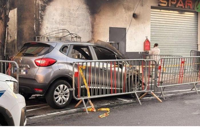 Vicino a Perpignan: un'auto prende fuoco nel cuore della città davanti a un negozio, le bombole del gas esplodono sotto l'effetto del caldo