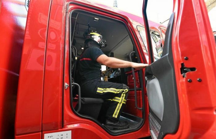 A Commana, la tettoia di una casa colpita da un incendio