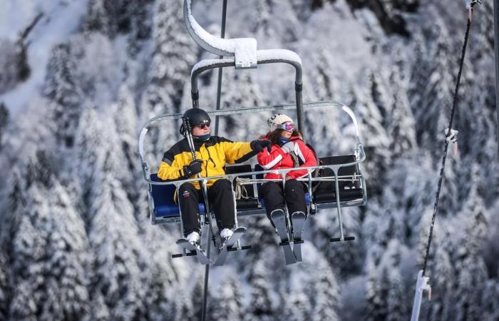 la neve e gli sciatori presenti per il primo giorno di apertura della stazione